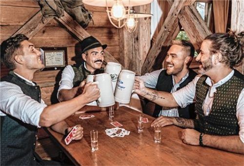 Zünftig und fesch aufs Herbstfest – mit „Beo“-Tracht für die Burschen. Foto Lanzinger / Boutique Beo