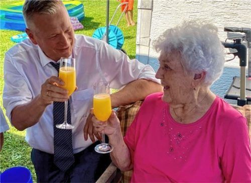 Zum 90. Geburtstag von Rosmarie Ott stieß BürgermeisterRichard Richter mit der Jubilarin an. Dazu ging er – zu ihrer Freude –für sie in die Knie. Foto  mischi