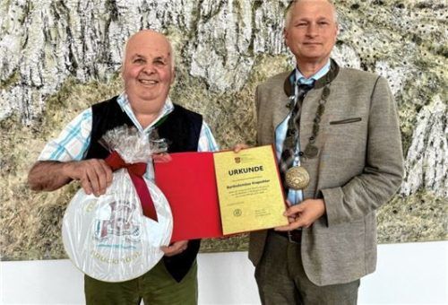 Zum Abschied händigte Bürgermeister Richard Richter (rechts) eine Dankesurkunde und einen Ehrenteller der Marktgemeinde an das scheidende Ratsmitglied Bartholomäus Krapichler aus.