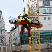 Baugerüst stürzt auf Arbeiter