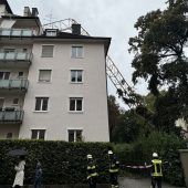 Kran kracht auf Haus