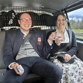 Im Polizei-Bus zur eigenen Hochzeit