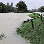 Hubschrauber rettet Mann aus Isar