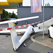 Segelflugzeug landet an Tankstelle