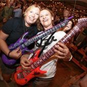 Da werden selbst Adele und Taylor Swift blass: Dreder Musi und Karolinenfelder sind die Dauerrocker auf der Wiesn