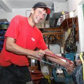 Hier packt der Zeltmeister die Säge aus