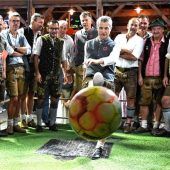 Skandal auf dem Herbstfest: Der Wiesnigel wird von Sechziger-Fußballern abgeschossen