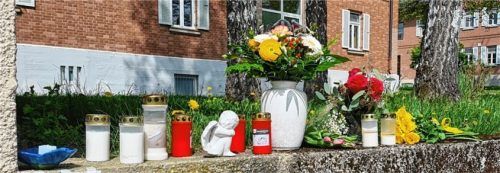 In der Nähe der Forensik auf dem Klinikgelände in Gabersee geschah der Messerangriff. Blumen und Kerzen gedenken des getöteten Oberarztes. Fotos Rieger