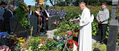 Abschied von einem Vagener Urgestein: Hans Kellerer fand auf dem Pfarrfriedhof in Vagen seine letzte Ruhe. Fotos Merk, re