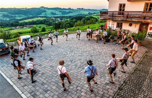 Abschlussabend beim Samerberger Plattlerkurs, den der Trachtenverein Hochries-Samerberg in Oberschöffau durchführte.Foto Nitzsche