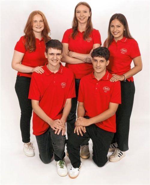 Absolvieren ihre Ausbildung bei der Anita Dr. Helbig GmbH in Brannenburg: Anna Holzmair, Norah Müller, Johanna Dittrich (hinten von links), Marvin Borek und Josef Eutermoser (vorne von links).
