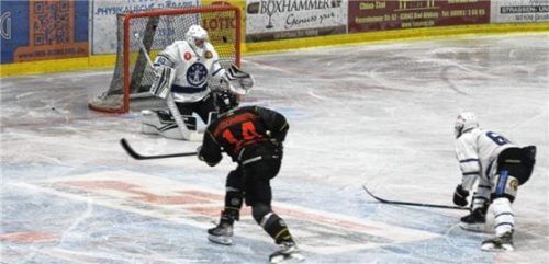 Aiblings Ludwig Obergschwendtner (Nummer 14) zimmert den Puck zum 4:2 ins Netz.Foto Hadersbeck