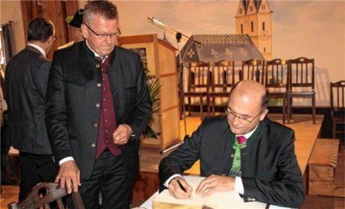 Albert Füracker trug sich ins Goldene Buch der Gemeinde Tuntenhausen ein. Links Bürgermeister Georg Weigl.Fotos  Strim