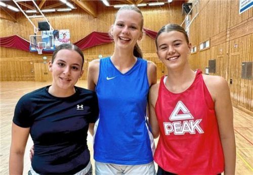 Alessia Pop, Viviane Langer und Corvina Ober (von links) stehen ab sofort im Wasserburger Kader.Foto Stefan Pfuhl