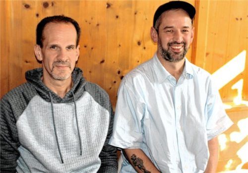 Alexander Braun von der „Kreativ & Köstlich“-Sparte des Kur- und Tourismusvereins Bad Feilnbach (links) mit Pablo Bücheler, der die Gemeinschaft nun bei der Veranstaltungsreihe „Kulinarische Filmtage“ berät. Foto Strim