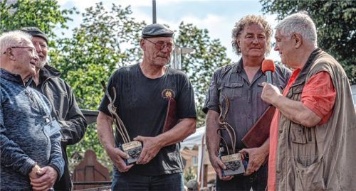 Alfred Bullermann (Mitte) und Tom Carstens (Zweiter von rechts) sind die neuen Preisträger des „Professor Albert Habermann Gedächtnispreises“, eine in der Schmiedewelt hoch anerkannte Auszeichnung. Überreicht wurden die Pokale von Peter Elgass, einem der Väter der Kolbermoorer Schmiedebiennale. Gefertigt hat sie, wie bei diesem Preis üblich, der vorangegangene Preisträger, Manfred Fattler (links). Foto thomae