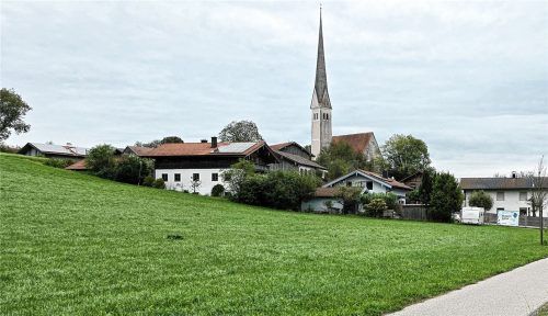 Am Ortsrand von Mauerkirchen sollen drei Mehrfamilienhäuser entstehen, die sich direkt an die Bebauung (links) anschließen. Bis Ende des Jahres will die Gemeinde Bad Endorf hier Baurecht schaffen. Foto Ammelburger