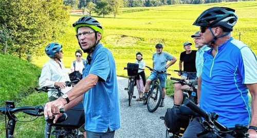 An den einzelnen Stationen erläuterte Rupert Wörndl (links vorne) historische Hintergründe.Foto  Hötzelsperger