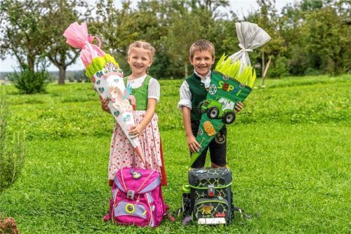 Anna und Seppi sind schon bereit für ihren ersten Schultag. Foto Kriechbaumer