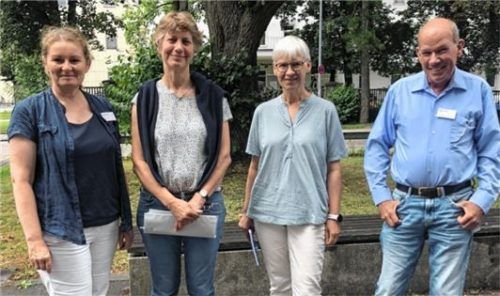 Arbeiten im näheren und entfernteren Sinne mit Krankenhausabfällen (von links): Monika Eichinger, Leiterin der katholischen Klinikseelsorge, Inge Bruemmer, MTA-Leiterin des Histologielabors, Prof. Dr. Ingrid Becker, Ärztin der Pathologie Rosenheim und Peter Krause, RoMed-Betriebsbeauftragter für Abfall. Foto Bettinge
