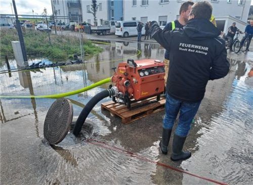 Auch am Dienstagmittag war die Feuerwehr aufgrund des überschwemmten Straßenabschnitts noch im Einsatz.