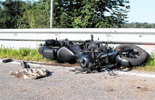 Auch am Samerberg kommt es immer wieder zu Motorradunfällen, wie hier am 29. Juli. Der Motorradfahrer rutschte unter das Frontmähwerk eines entgegenkommenden Traktors. Foto jre