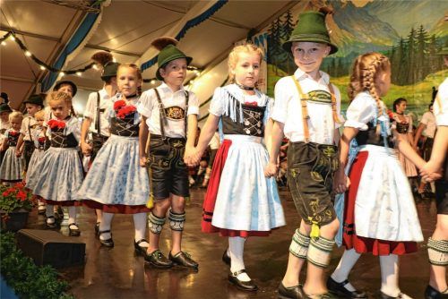 Auch die Kindergruppen der drei Vereine waren zum Auftakt des Heimatabends schon mit auf der Bühne dabei.Fotos Rehberg