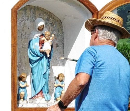 Auch die Mutter-Gottes-Gruppe wurde farblich aufgefrischt.