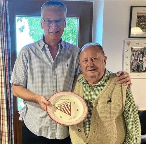 Aufgrund seines über vier Jahrzehnte langen Engagements zum Wohle des SV Bruckmühl ernannte Vorsitzender Bernhard Gleissner (links) im Namen aller SVB-Mitglieder seinen langjährigen Vorgänger Klaus Christoph zum „ersten SVB-Ehrenpräsidenten“. Foto  Neuwirth