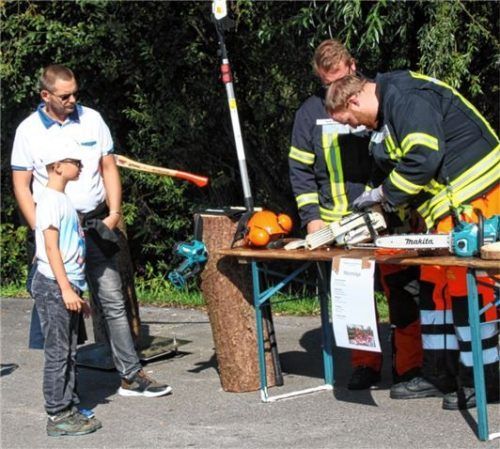Ausführliche Informationen im fach- und sachgerechten Umgang mit Kettenmotorsägen vermittelten speziell ausgebildete Einsatzkräfte. Foto Strim
