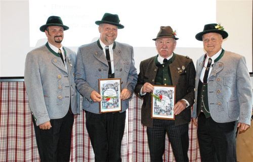 Auszeichnung für langjährige Mitgliedschaft: Martin Impler, Vorsitzender des GTEV „Edelweiß“ Dettendorf-Kematen (rechts), und sein Stellvertreter Georg Kurz (links) mit den geehrten Mitgliedern Johann Pötzinger (Zweiter von links) und Anton Millauer (Zweiter von rechts).Foto Strim