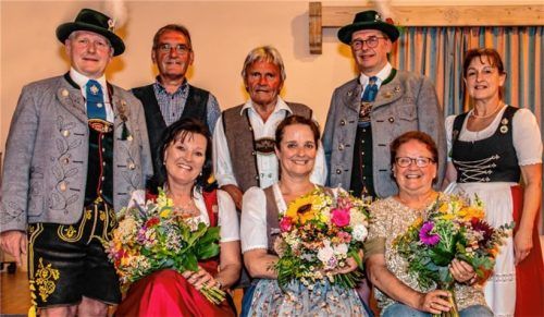 Auszeichnung für langjährige Treue: (vorne von links): Marion Gartmeier, Christl Schuster sowie Karin Einberger. (Hinten von links): Michael Greiner, Andreas Amler, Franz Gassl, Karlheinz Salzborn zusammen mit Margret Hinteregger.Fotos Spohn