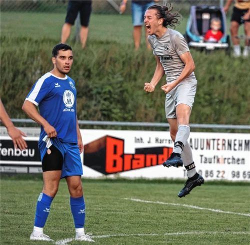 Bad Endorf in Schockstarre: Torschütze Georg Hütter (rechts) drehte die Partie für die Gastgeber vom TSV Peterskirchen. Foto Christian Mühlhofer