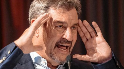 Bayerns Ministerpräsident Markus Söder kritisierte bei der 76. Sitzung des Landkreistages in Kloster Seeon unter anderem auch die Krankenhaus-Reformpläne der Bundesregierung: „Spitzenmedizin erster Klasse in den Städten und Medizin zweiter Klasse im ländlichen Raum – das darf nicht sein.“ Foto dpa