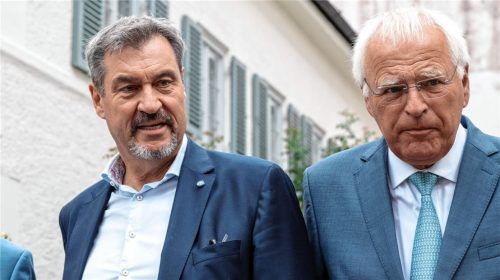 Bayerns Ministerpräsident Markus Söder (links) und Reinhard Sager, amtierender Präsident des Landkreistages, gestern in Seeon: Dort findet zurzeit die Jahrestagung des Deutschen Landkreistages statt. Die Tagung trägt den Titel „Herausforderungen für die Landkreise in der Zeitenwende“.Foto dpa