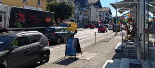 Beengte Verhältnisse: Das Bild zeigt die Verkehrssituation in der Ortsmitte von Bad Endorf. Radler haben es hier nicht leicht. Foto  Böck .