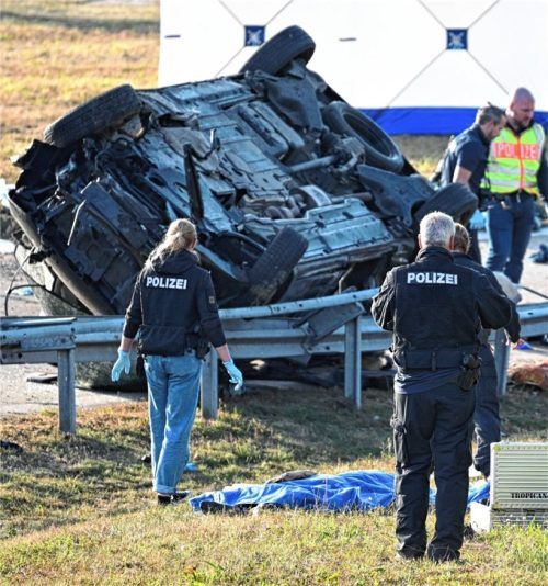Bei dem Unfall auf der A94 bei Ampfing verunglückten sieben Personen tödlich. Foto dpa
