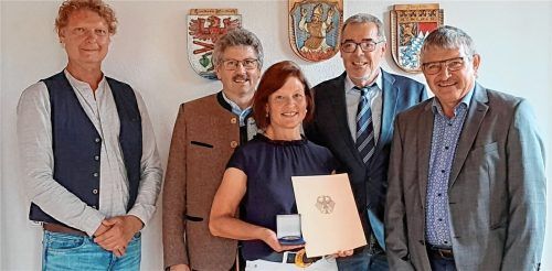 Bei der Ehrung: (von links) Thomas Hirchert, Bereichsbetreuer DWD, Klaus und Barbara Weinzierl, Detlef Aßmann, Leiter Regionales Standortmanagement Süd des DWD, und Bürgermeister Klaus Meixner. Foto re