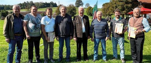 Bei der Mitgliederehrung: (von links) Bürgermeister Bernhard Summerer, Vorstandsmitglied Alois Aicher, Vorstandssprecher Alois Kurfer (50 Jahre Mitgliedschaft), Michael Fleidl (50 Jahre), Richard Stadler (60 Jahre), Karl Zöberer (50 Jahre), Robert Hinterstocker (40 Jahre) und Franz Zacherl (50 Jahre). Foto re