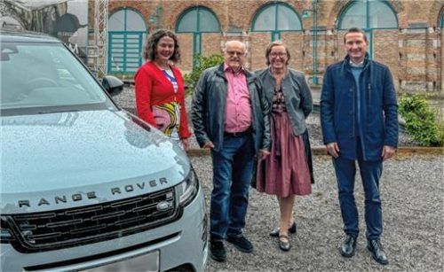Bei der Preisübergabe: (von links) Lokschuppen-Leiterin Jennifer Morscheiser, Gewinner Christoph Wunder, Eva-Maria Gruber, Chefin vom Dienst der OVB-Heimatzeitungen, und Verkaufsleiter Benjamin Haas von Premium Cars Rosenheim. Foto vkr