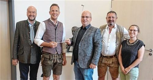 Bei der Übergabe des Dirigentenstabs: (von links) Dr. Wolfgang Bergmüller, Vorsitzender des Fördervereins, der bisherige Dirigent Wolfgang Hauck mit Nachfolger Peter Weber, Martin Dirrigl, Vorsitzender der Stadtkapelle, und Zweite Vorsitzende Veronika Kloska. Foto Wunsam