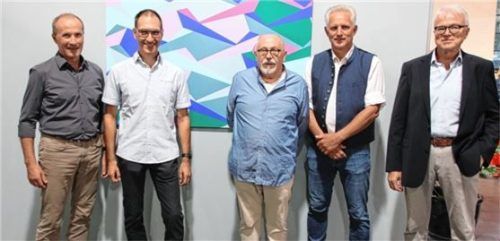 Bei der Vernissage: (von links) Siegsdorfs Bürgermeister Thomas Kamm, Künstler Robert Dufter, Kunstverein-Vorsitzender Herbert Stahl, Bergens Bürgermeister Stefan Schneider und Felix Egloff, Vorsitzender des Fördervereins Museum Maxhütte.Foto benekam