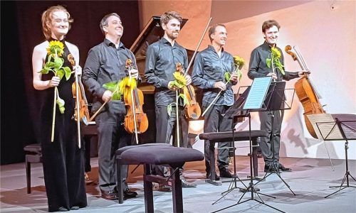 Beim Eröffnungskonzert der Traunsteiner Sommerkonzerte im Kulturforum Klosterkirche spielten (von links) Noa Wildschut (Violine), Jano Lisboa ( Bratsche), Johannes Strake (Violine), Benjamin Engeli (Piano) und Intendant Maximilian Hornung (Cello). Foto Giesen