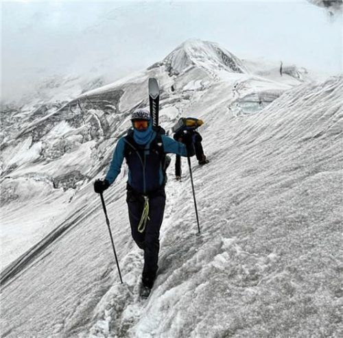 Benedikt Böhm (links) und Bergführer Prakash Sherpa besteigen den Spantik in Pakistan.