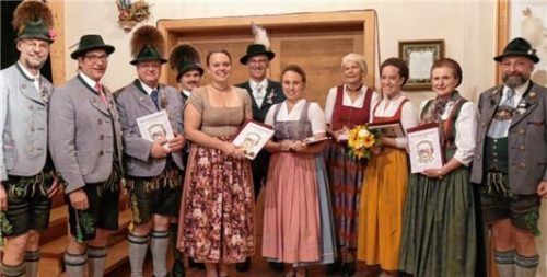 Besonderes schöne Geste: Eine Erinnerung an das Gaufest 2024 in Westerham gab es für die Gauvorstandschaft und für die Frauen, die Fahnenbänder überreichten.