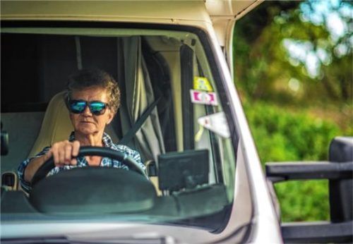 Besonders beliebt bei Senioren sind längere Reisen mit dem Wohnmobil. Foto adobestock