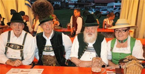 Besuch aus Los Angeles beim großen Heimatabend: Hanna-Beatrix R. Habereder, die Vorsitzende der „Gemütlichen Schuhplattler“ aus Anaheim in Kalifornien (rechts), besuchte zusammen mit Ehemann Professor Johann Lorenz Freiherr von Habereder (links) die Aschauer Trachtler. Sepp Scheck (Zweiter von links) begleitete sie bei ihrer Rundreise in der Region. Federkielsticker Karl Kerschbaum (Zweiter von rechts) fertigte einen Ranzen für Johann von Habereder.Foto Rehberg