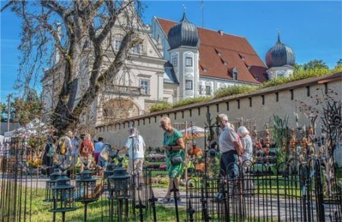 Besucher auf der Ausstellerwiese vor dem Schloss.