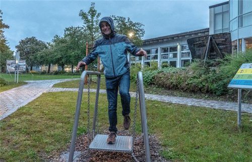Bürgermeister Alois Loferer auf schwankendem Boden: Auch er probierte bei der Eröffnung die Parcours-Station zur Übung für den Gleichgewichtssinn aus. Foto Thomae