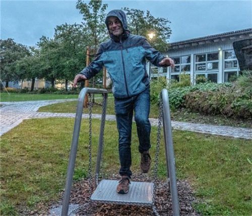 Bürgermeister Alois Loferer auf schwankendem Boden: Auch er probierte bei der Eröffnung die Parcours-Station zur Übung für den Gleichgewichtssinn aus. Foto  Thomae